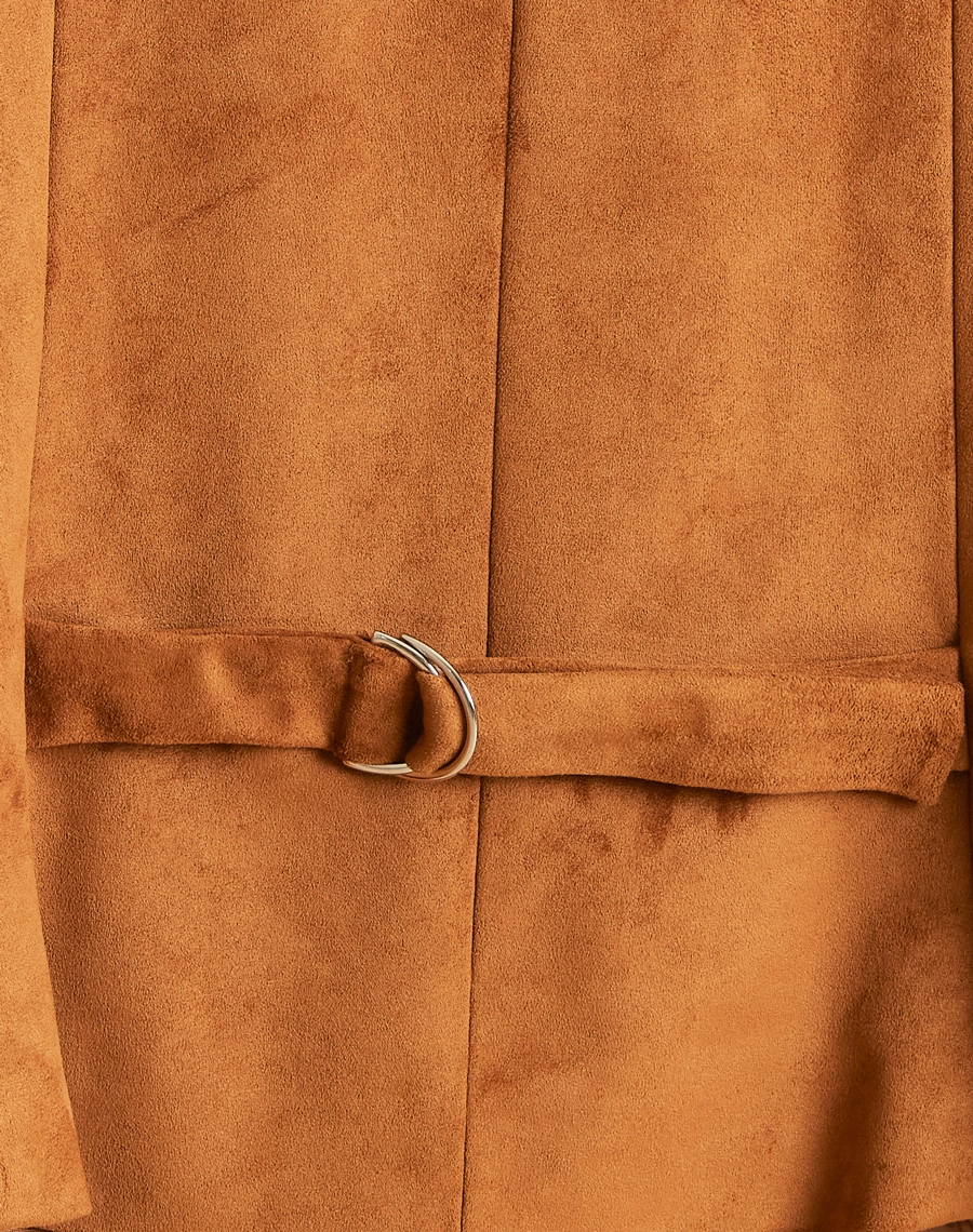 O Colete Dakota é confeccionado em Suede, tecido com toque aveludado e macio, trazendo um visual sofisticado com acabamento levemente acetinado.