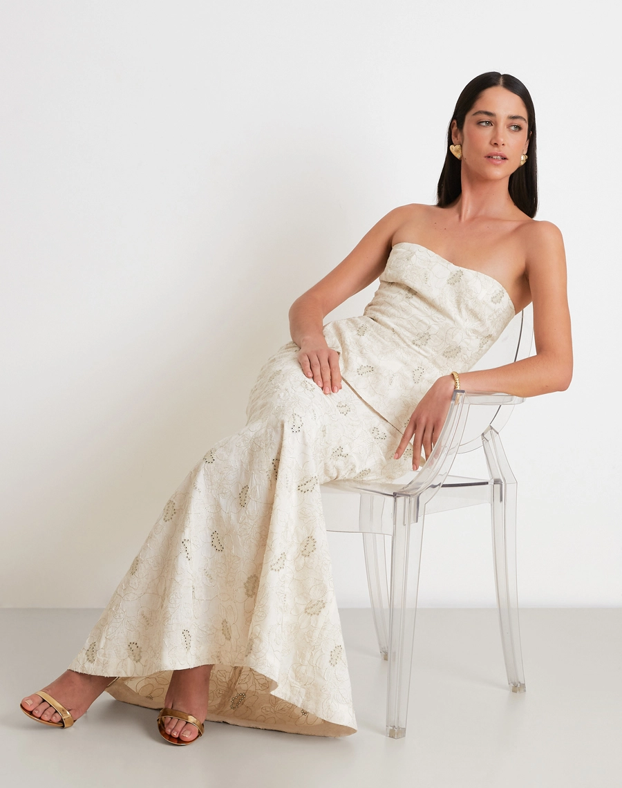 O Vestido Sereia Luna é confeccionado em tecido de algodão bordado, com toque macio e textura sutil que valoriza os detalhes do desenho.