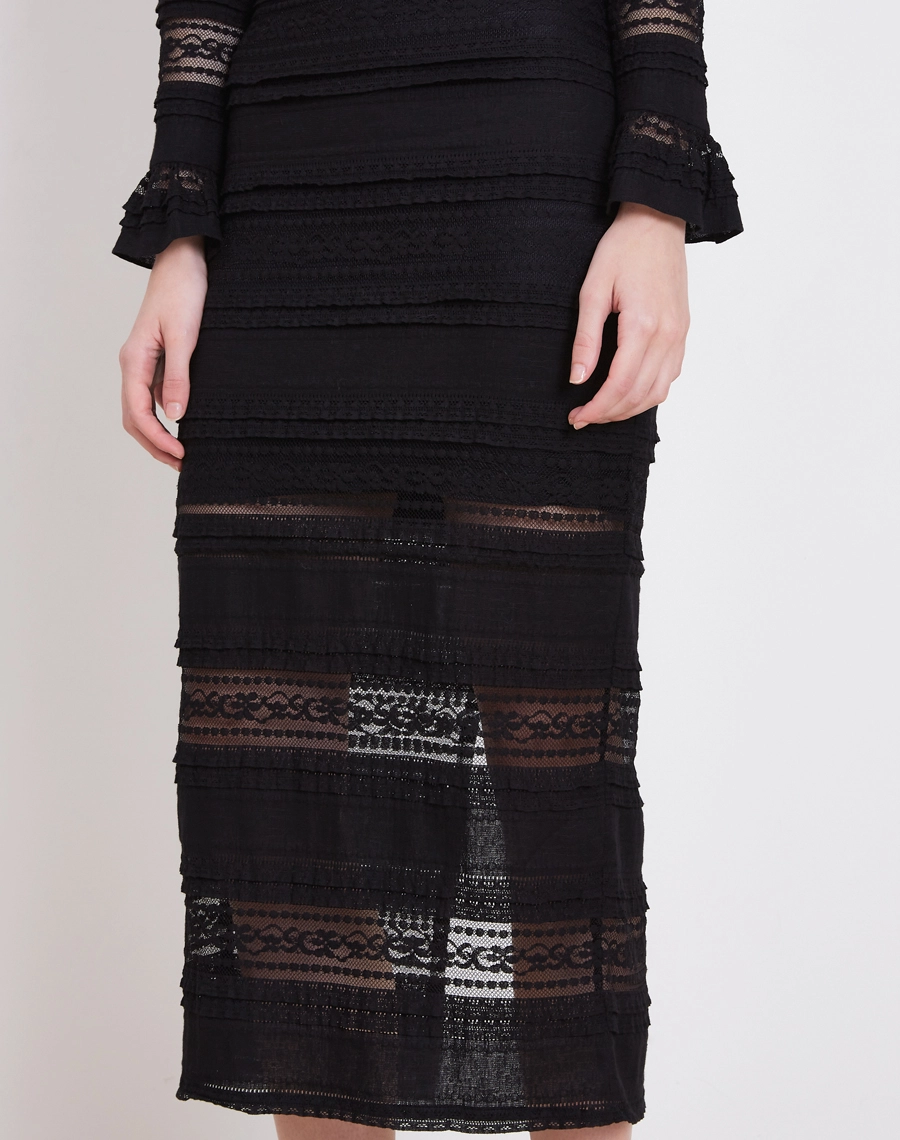 A Saia Midi Ana é confeccionada em renda, tecido com leve transparência e um caimento suave, garantindo um efeito elegante e feminino.<BR/>

