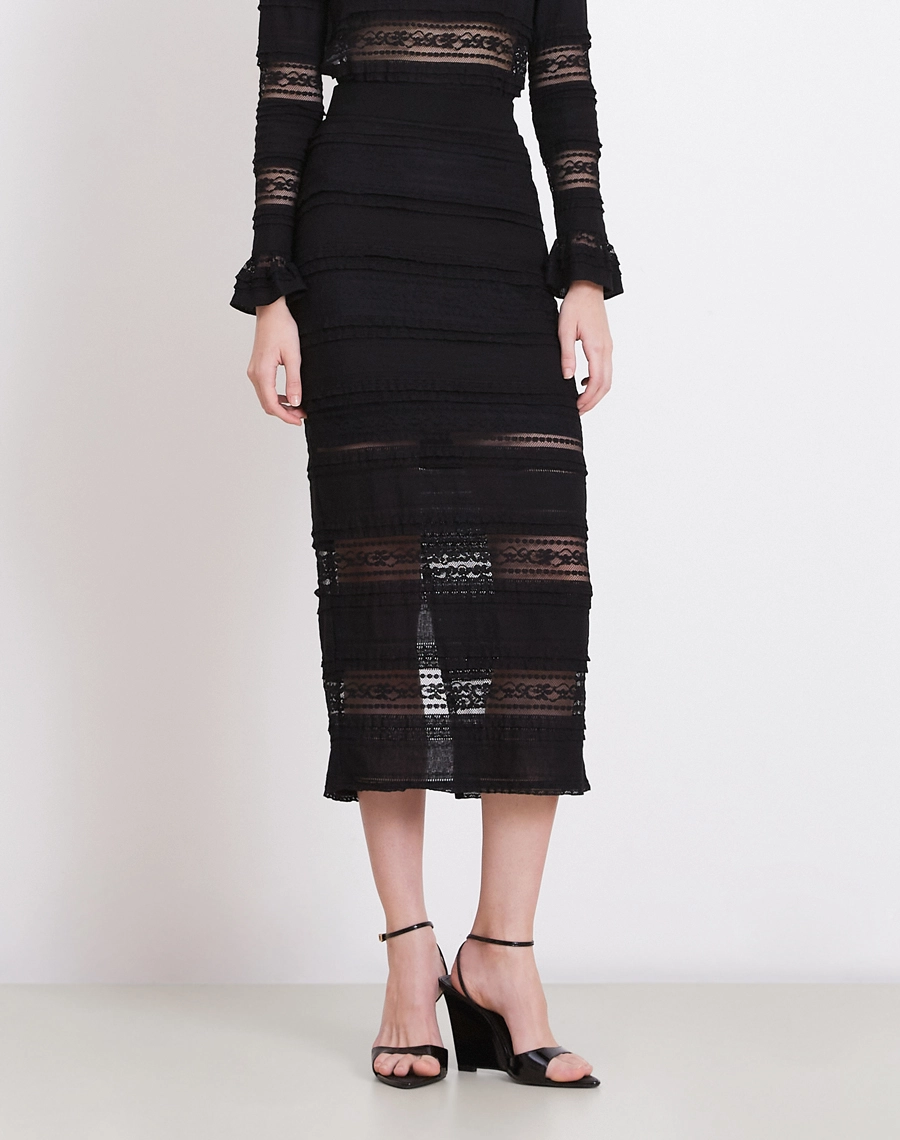 A Saia Midi Ana é confeccionada em renda, tecido com leve transparência e um caimento suave, garantindo um efeito elegante e feminino.<BR/>

