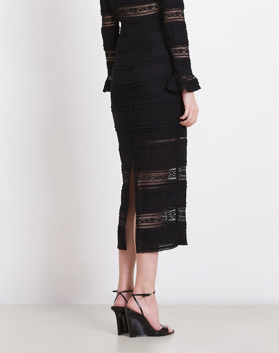 A Saia Midi Ana é confeccionada em renda, tecido com leve transparência e um caimento suave, garantindo um efeito elegante e feminino.<BR/>

