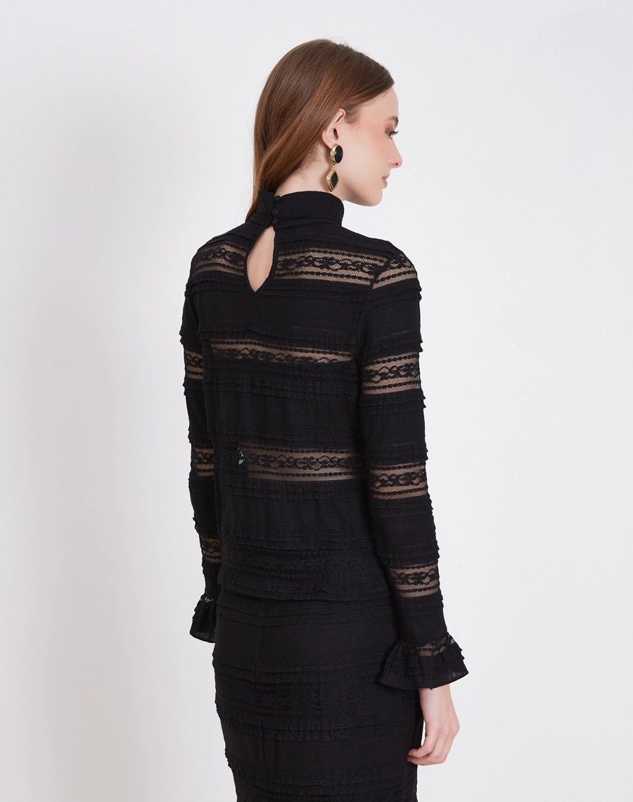 A Blusa Ana é confeccionada em renda delicada, tecido toque macio e caimento confortável, ideal para composições elegantes com um toque moderno.<BR/>