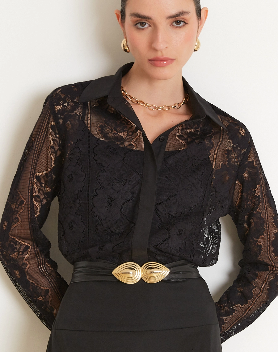 A Blusa Malu é confeccionada em renda sofisticada, tecido com textura delicada e acabamento refinado, ideal para composições versáteis e estilosas.