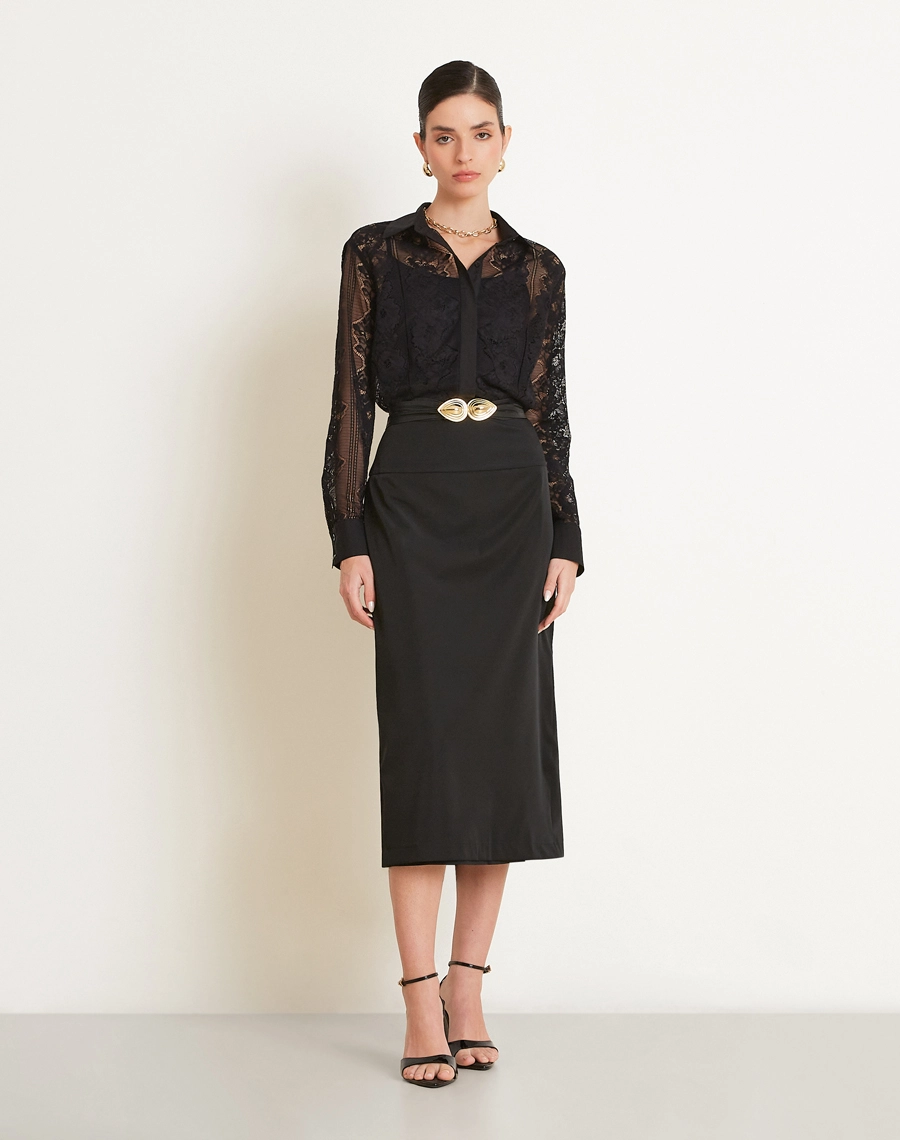 A Blusa Malu é confeccionada em renda sofisticada, tecido com textura delicada e acabamento refinado, ideal para composições versáteis e estilosas.