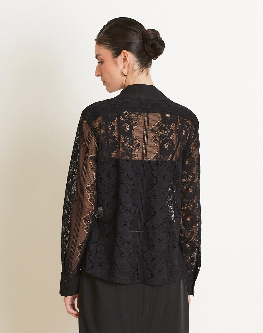 A Blusa Malu é confeccionada em renda sofisticada, tecido com textura delicada e acabamento refinado, ideal para composições versáteis e estilosas.