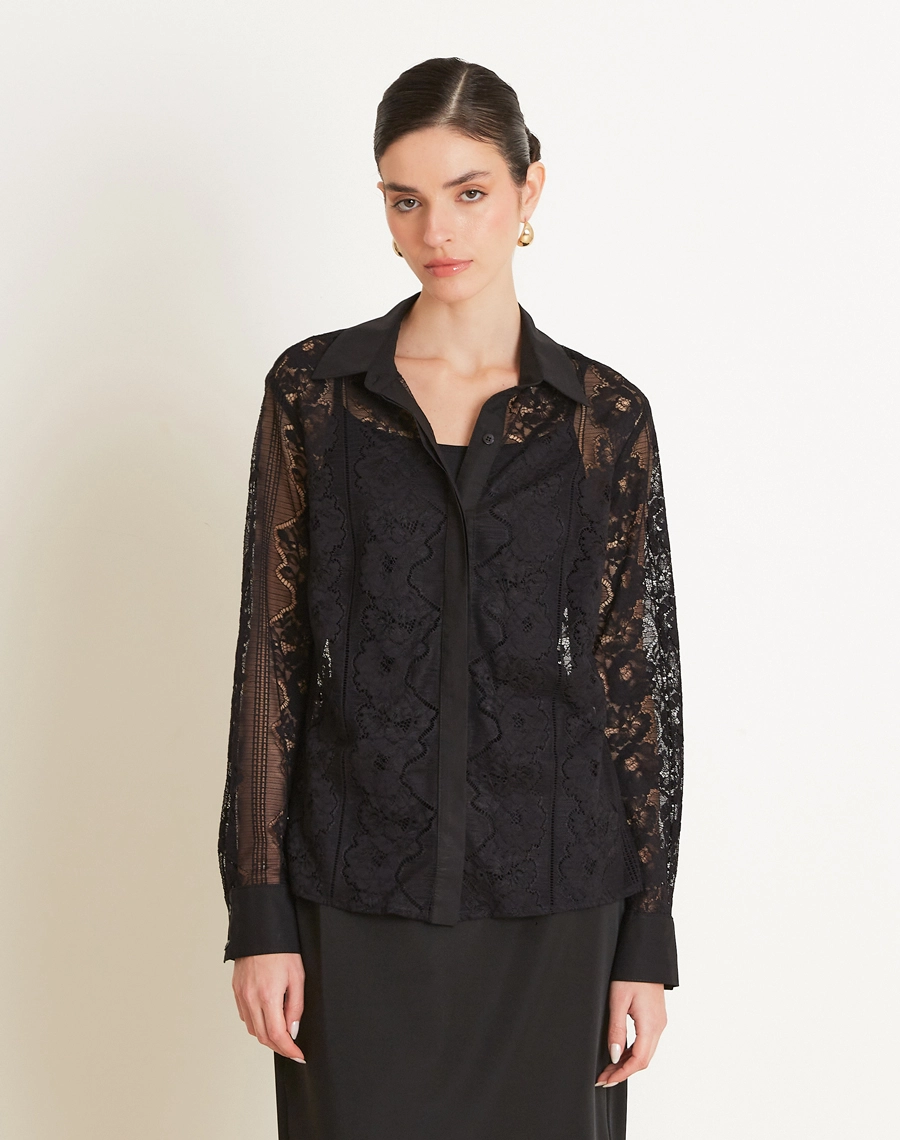 A Blusa Malu é confeccionada em renda sofisticada, tecido com textura delicada e acabamento refinado, ideal para composições versáteis e estilosas.