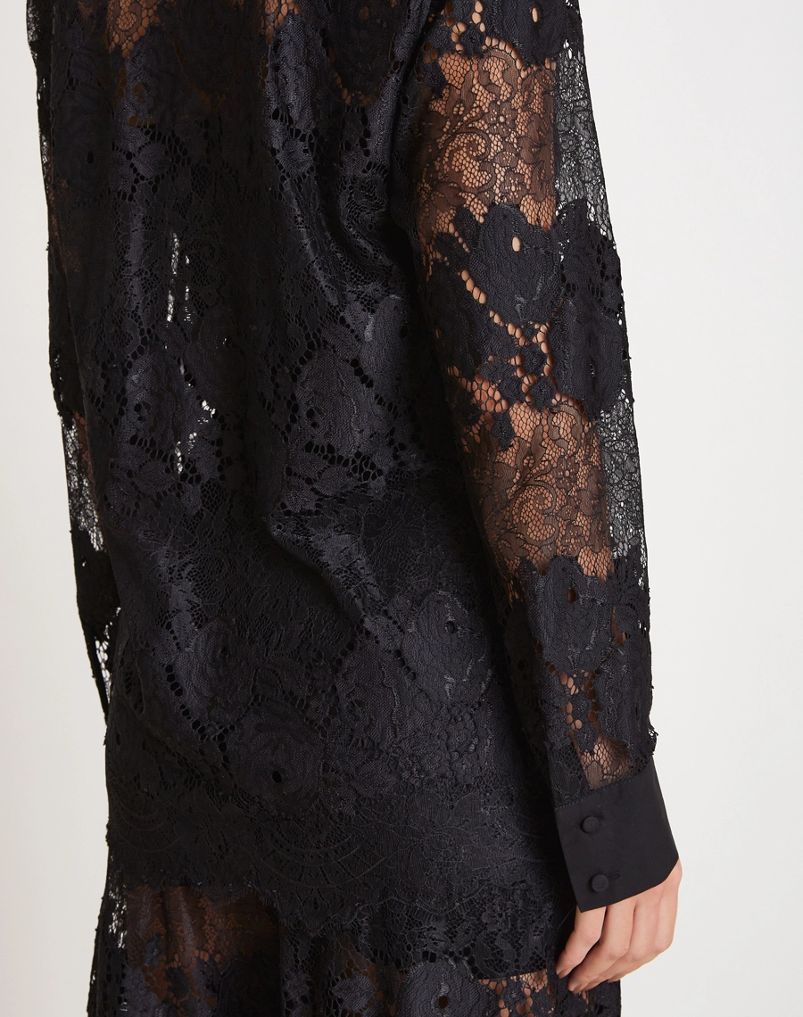 A Camisa Mayara confeccionada em renda de alta qualidade, com transparência elegante e desenho delicado que valoriza o visual com leveza e feminilidade. 