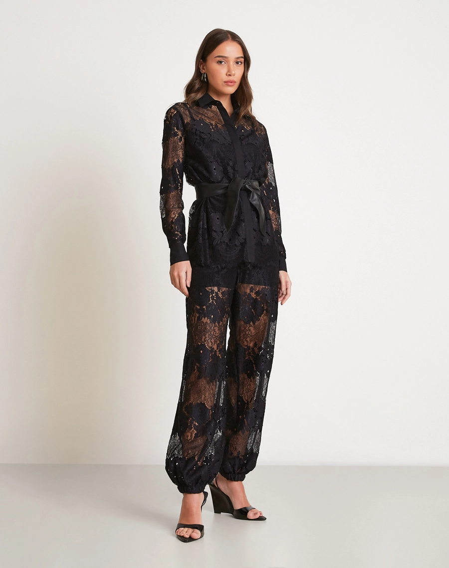 A Camisa Mayara confeccionada em renda de alta qualidade, com transparência elegante e desenho delicado que valoriza o visual com leveza e feminilidade. 