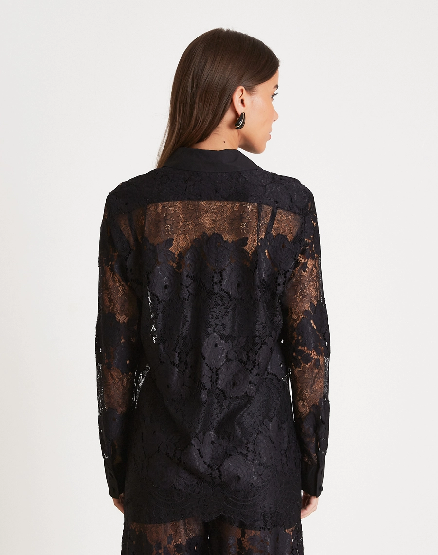 A Camisa Mayara confeccionada em renda de alta qualidade, com transparência elegante e desenho delicado que valoriza o visual com leveza e feminilidade. 