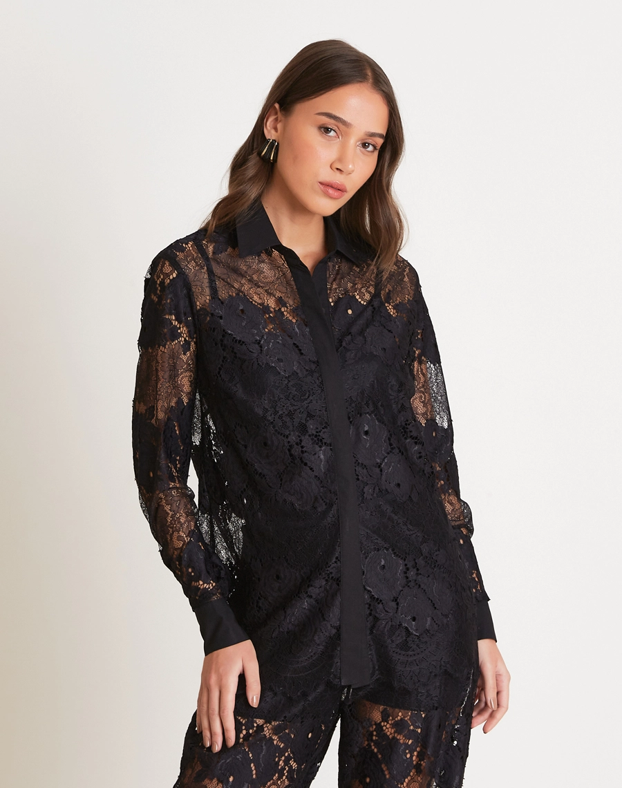A Camisa Mayara confeccionada em renda de alta qualidade, com transparência elegante e desenho delicado que valoriza o visual com leveza e feminilidade. 