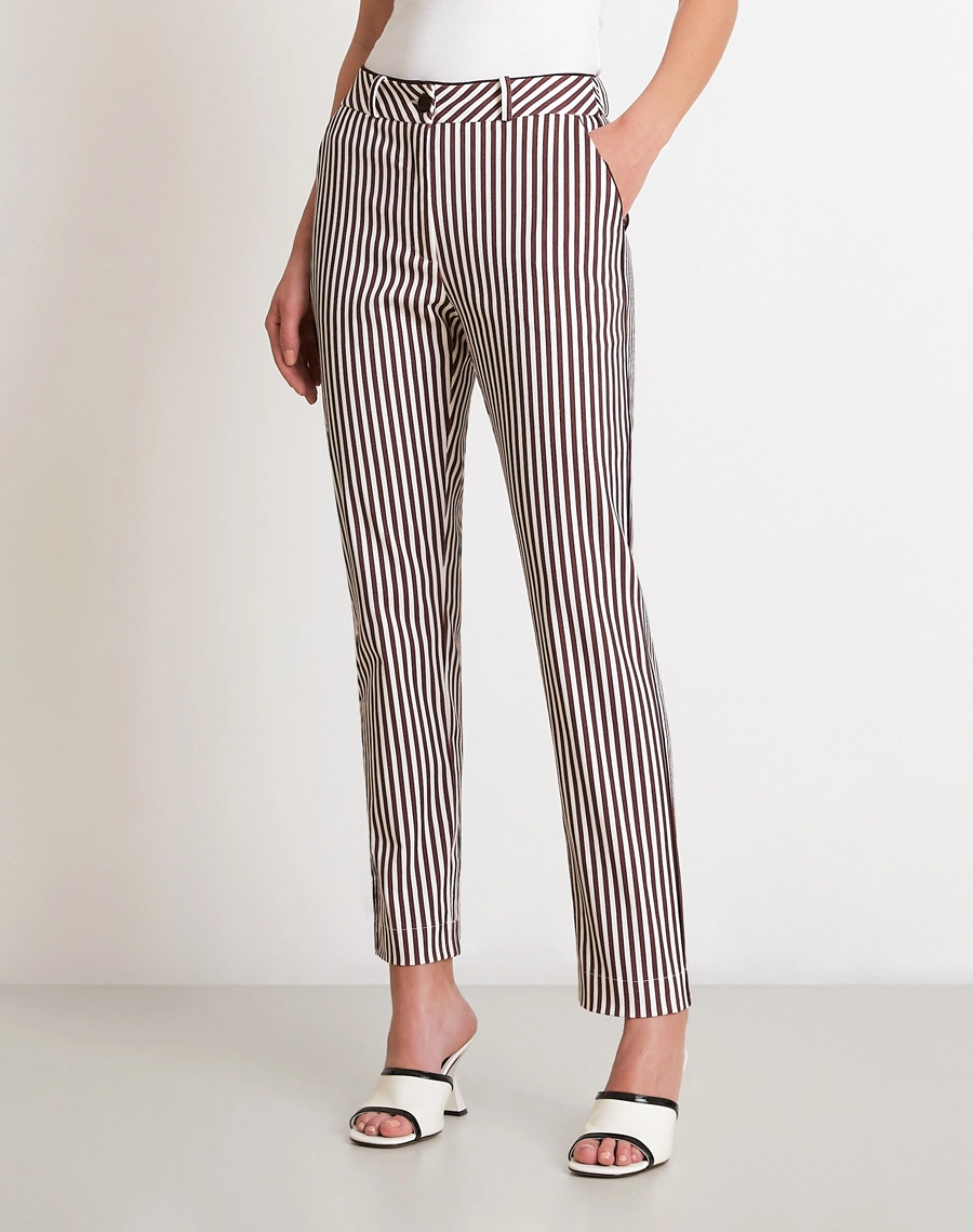 A Calça Antonia é confeccionada em Cotton listrado, tecido com toque macio e confortável, com leve elasticidade que proporciona liberdade de movimento e ótimo caimento.
