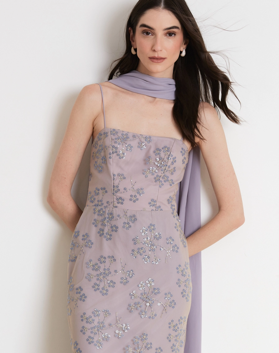 
O Vestido Longo Jade é confeccionado em tule bordado com leve transparência, textura sofisticada e brilho sutil.<BR/>