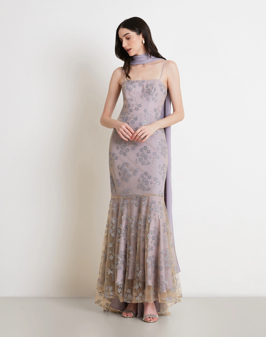
O Vestido Longo Jade é confeccionado em tule bordado com leve transparência, textura sofisticada e brilho sutil.<BR/>