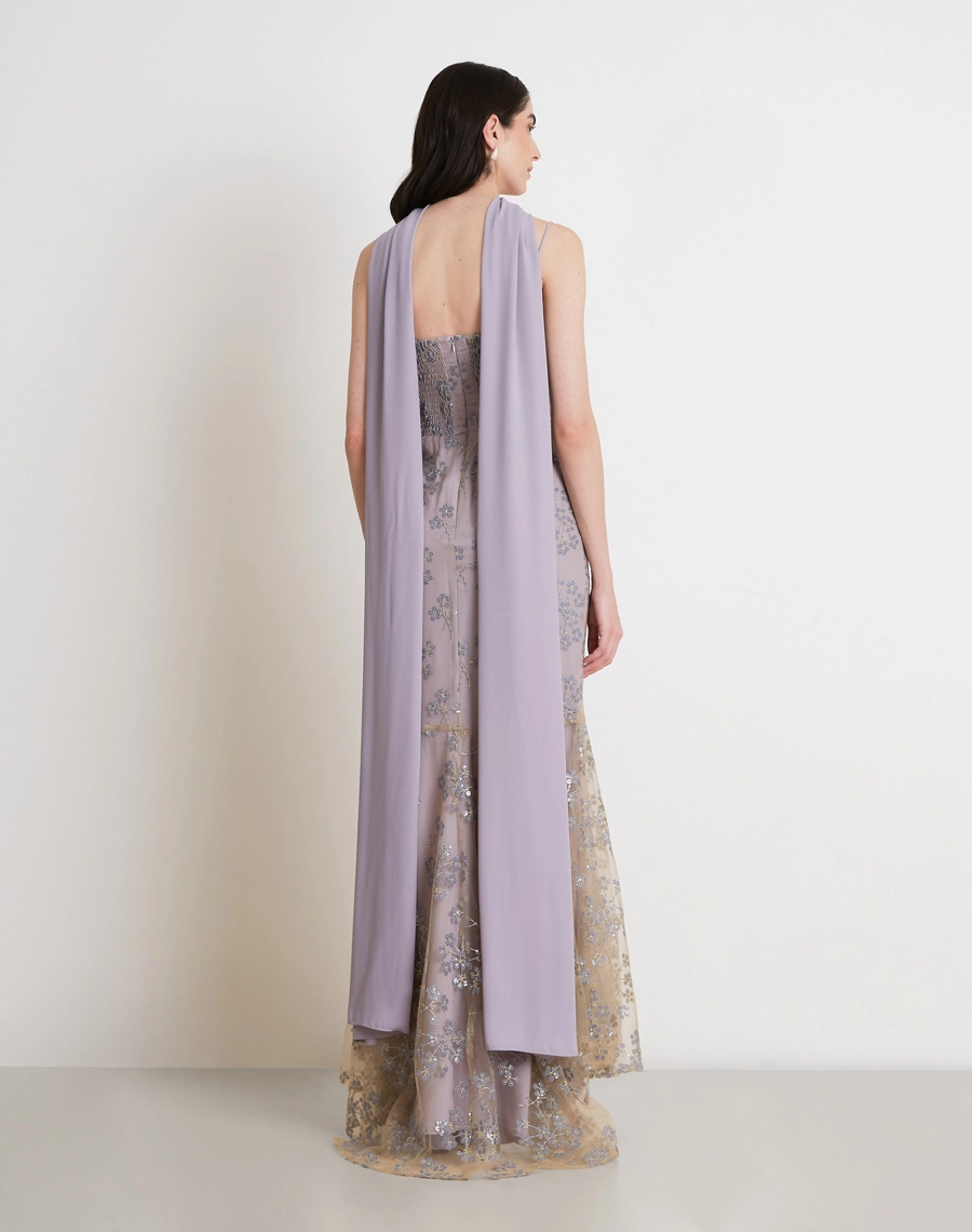 
O Vestido Longo Jade é confeccionado em tule bordado com leve transparência, textura sofisticada e brilho sutil.<BR/>