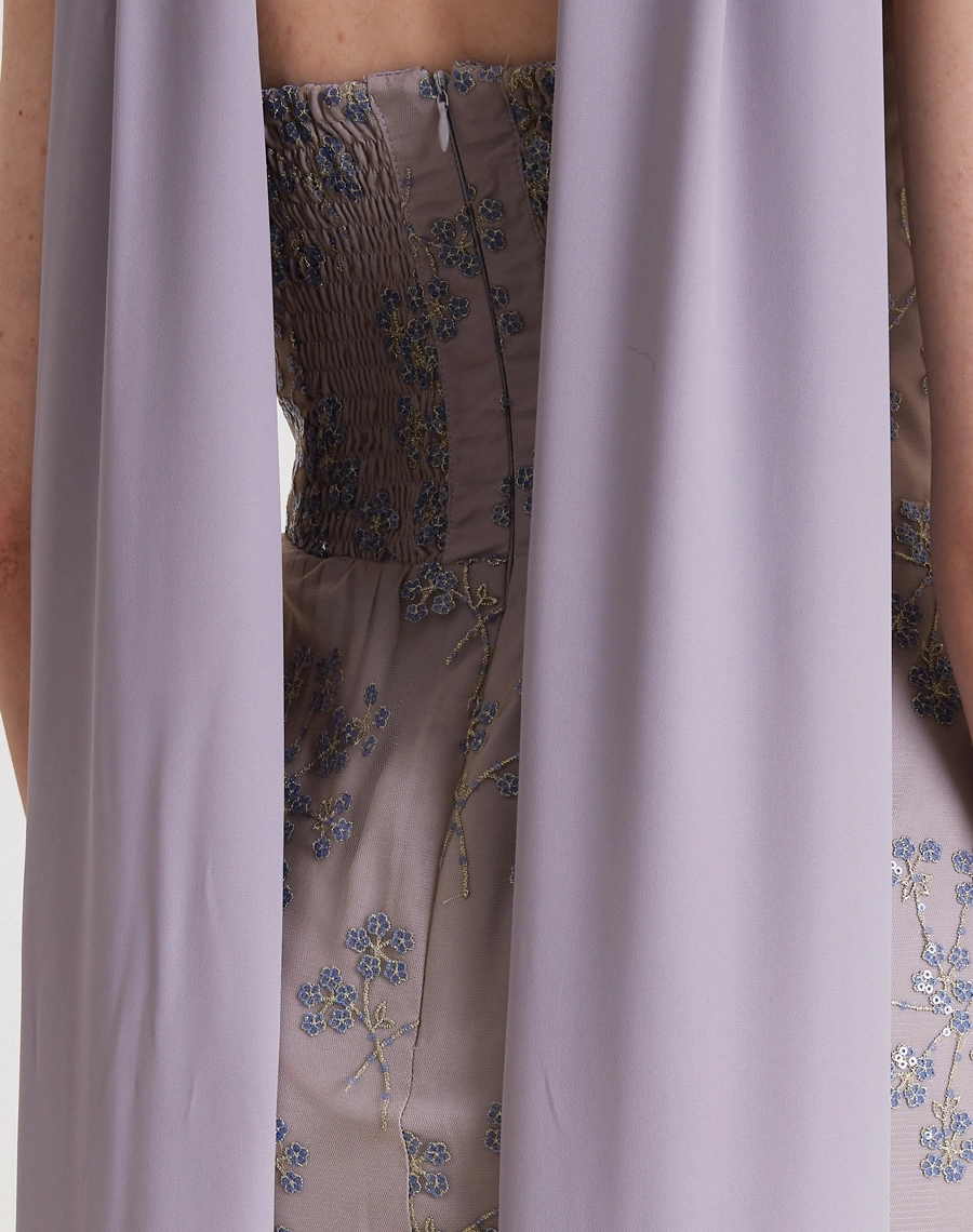
O Vestido Longo Jade é confeccionado em tule bordado com leve transparência, textura sofisticada e brilho sutil.<BR/>
