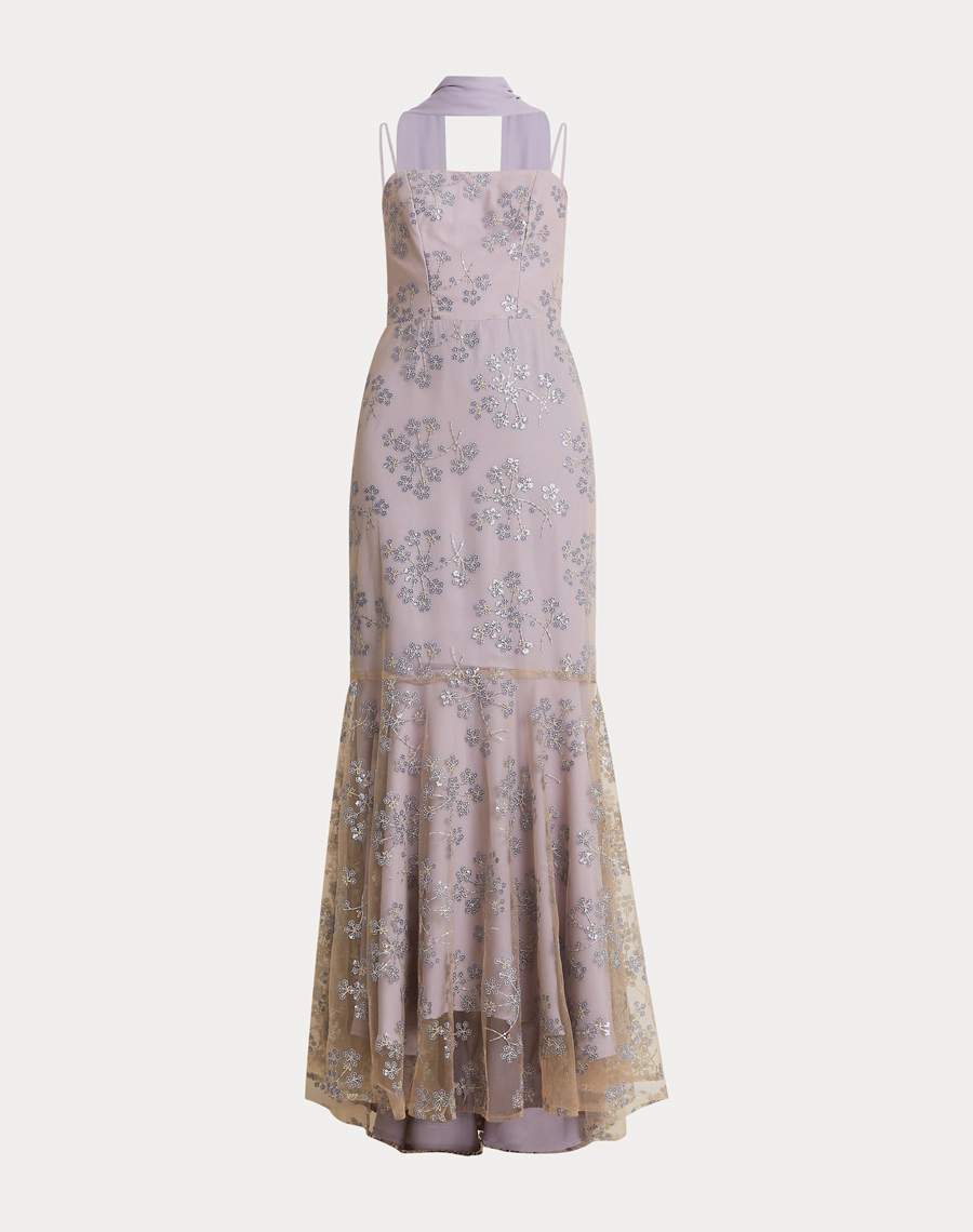
O Vestido Longo Jade é confeccionado em tule bordado com leve transparência, textura sofisticada e brilho sutil.<BR/>