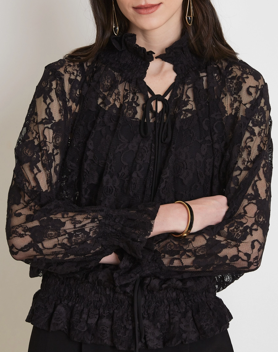 A Blusa Ket é confeccionada em renda delicada e sofisticada, a peça apresenta transparência sutil e desenho floral que agrega charme e feminilidade ao visual.