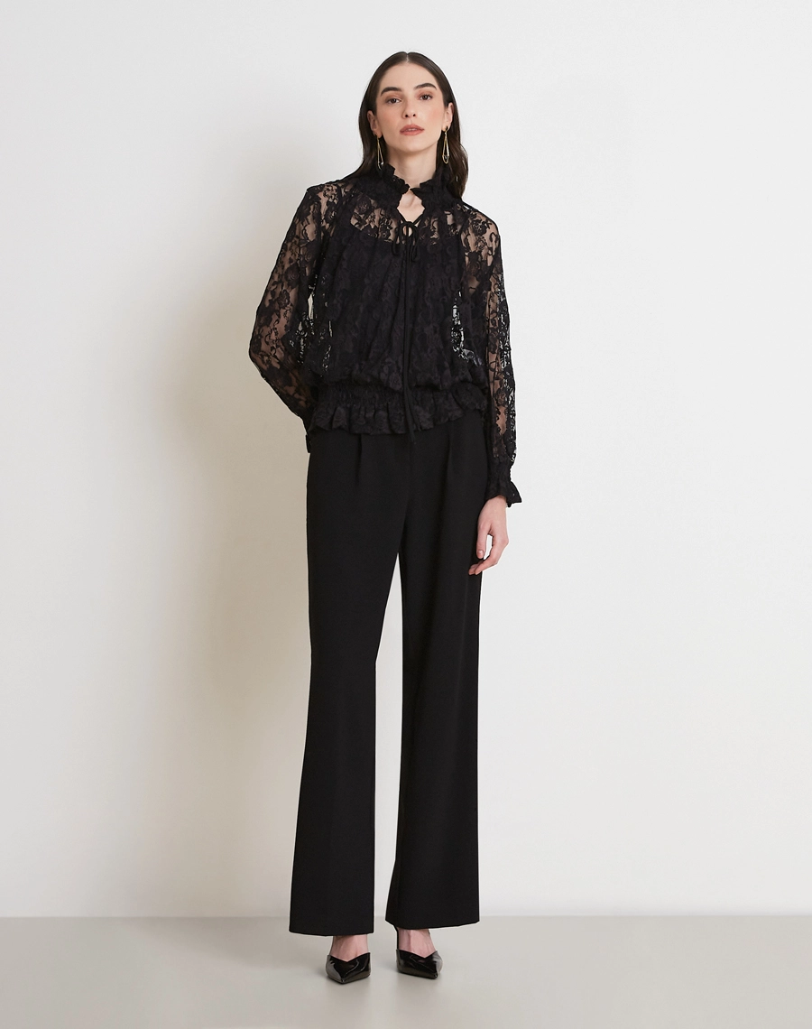 A Blusa Ket é confeccionada em renda delicada e sofisticada, a peça apresenta transparência sutil e desenho floral que agrega charme e feminilidade ao visual.