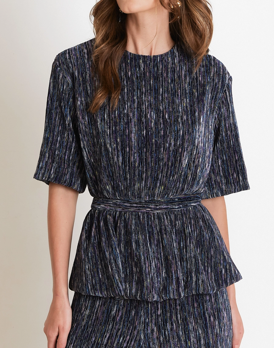 A Blusa Bianca é confeccionada em malha plissada, tecido de toque macio e caimento fluido que se destaca pela textura sofisticada dos plissados, proporcionando movimento, conforto e elegância.