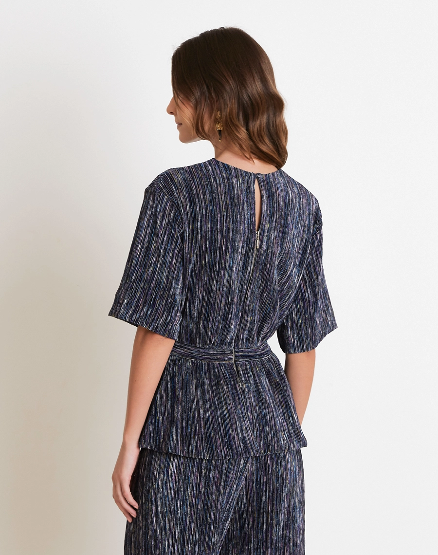 A Blusa Bianca é confeccionada em malha plissada, tecido de toque macio e caimento fluido que se destaca pela textura sofisticada dos plissados, proporcionando movimento, conforto e elegância.