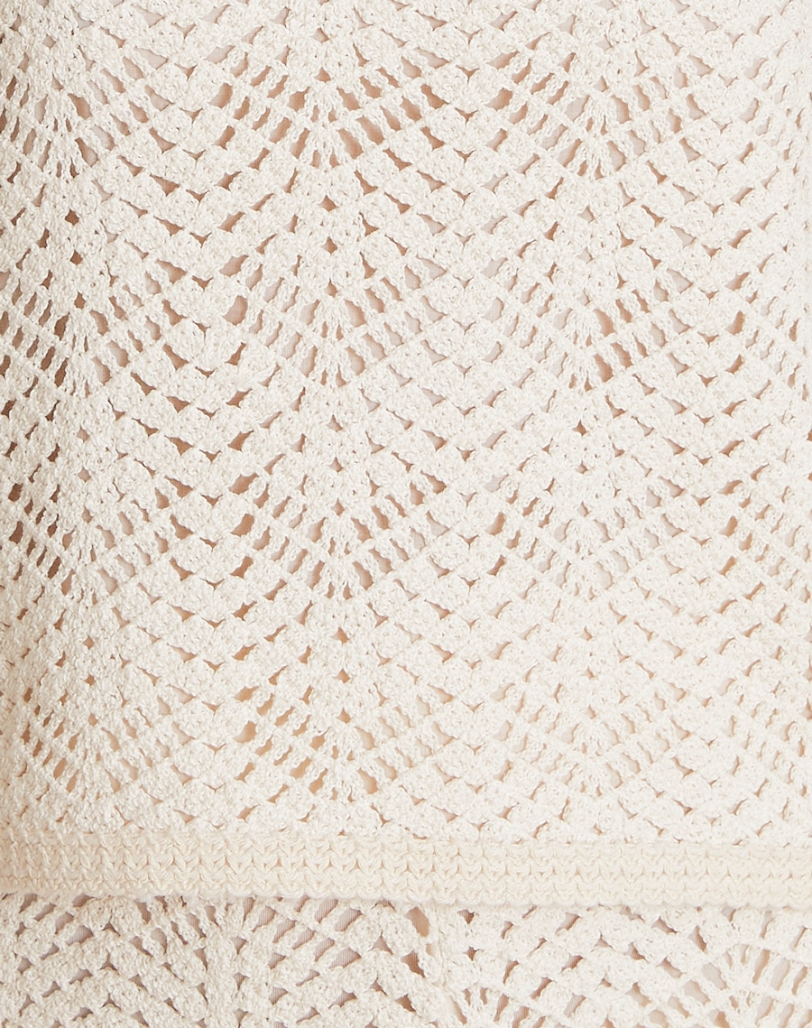 O Top Venice é confeccionado em renda, tecido delicado que combina textura artesanal e toque macio que garante conforto e charme para diferentes ocasiões.