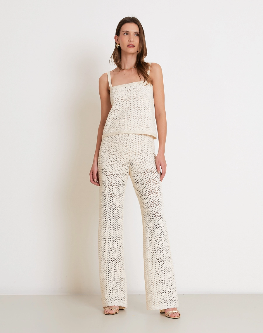 O Top Venice é confeccionado em renda, tecido delicado que combina textura artesanal e toque macio que garante conforto e charme para diferentes ocasiões.