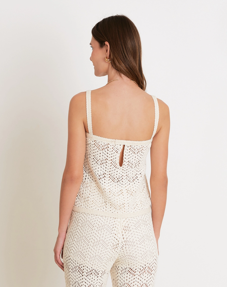 O Top Venice é confeccionado em renda, tecido delicado que combina textura artesanal e toque macio que garante conforto e charme para diferentes ocasiões.