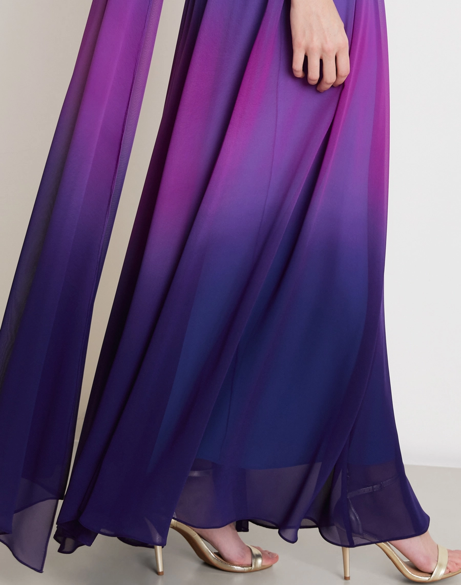 O Vestido Longo Aurea é confeccionado em Chiffon com efeito degradê em tons vibrantes, um tecido leve e fluido que confere sofisticação e movimento à peça.<br/>