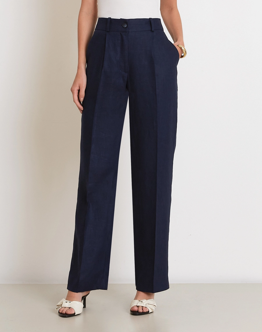 A Calça Melissa é confeccionada em linho de alta qualidade, o tecido se destaca pela leveza e excelente respirabilidade, proporcionando bem-estar ao longo do dia. <br/>