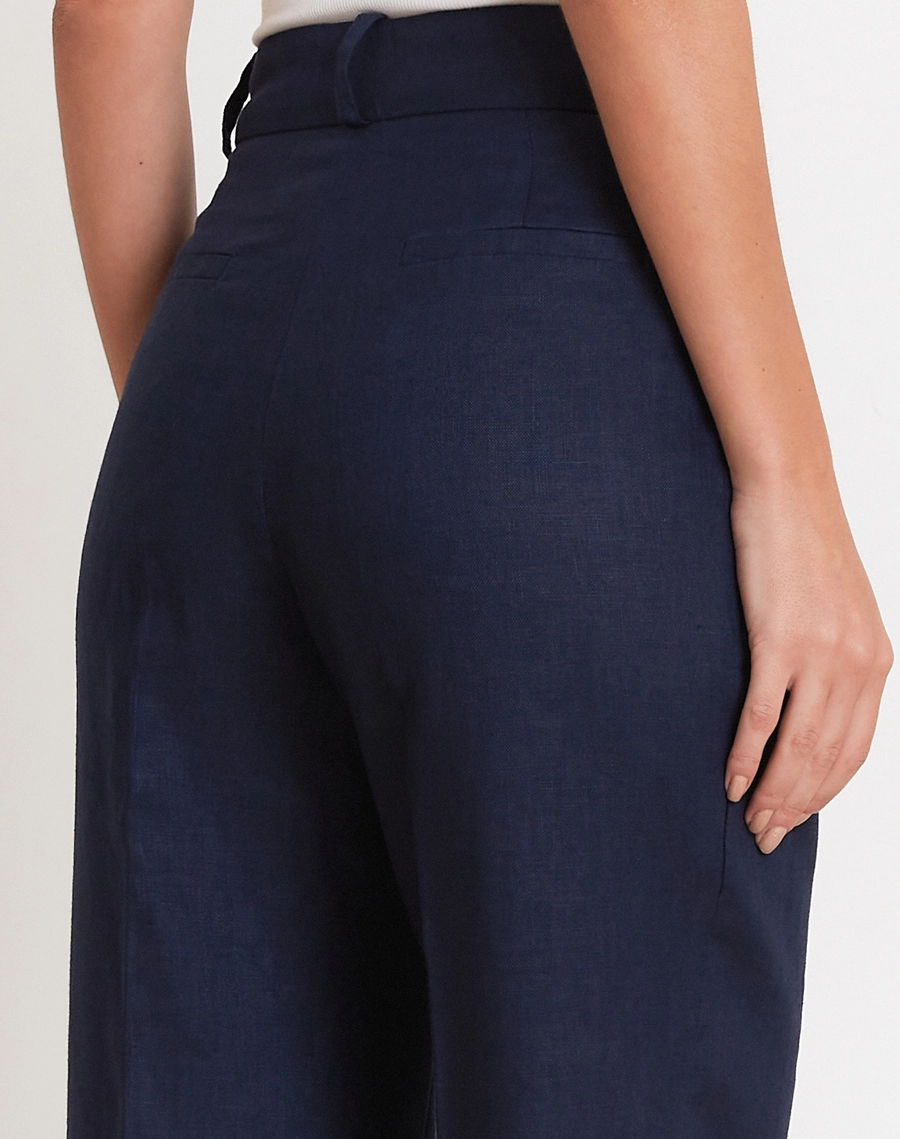 A Calça Melissa é confeccionada em linho de alta qualidade, o tecido se destaca pela leveza e excelente respirabilidade, proporcionando bem-estar ao longo do dia. <br/>