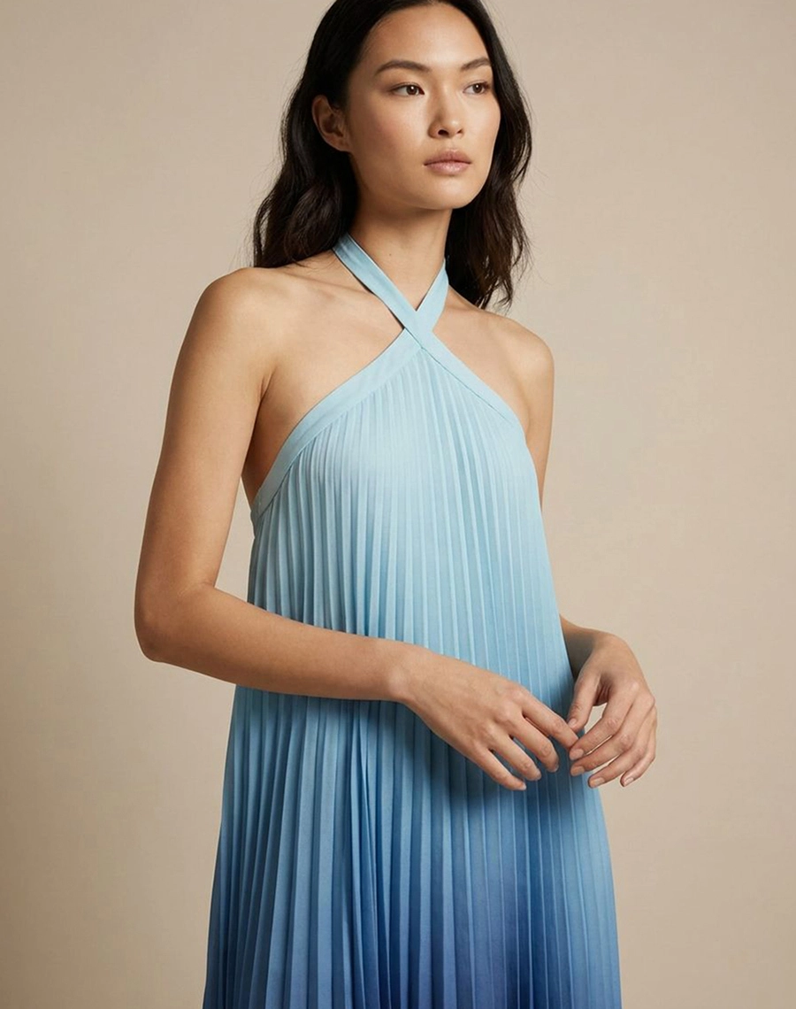 O Vestido Longo Thassia é confeccionado em Chiffon, tecido leve e sofisticado, possui transparência sutil e caimento fluido que valoriza o movimento da peça.