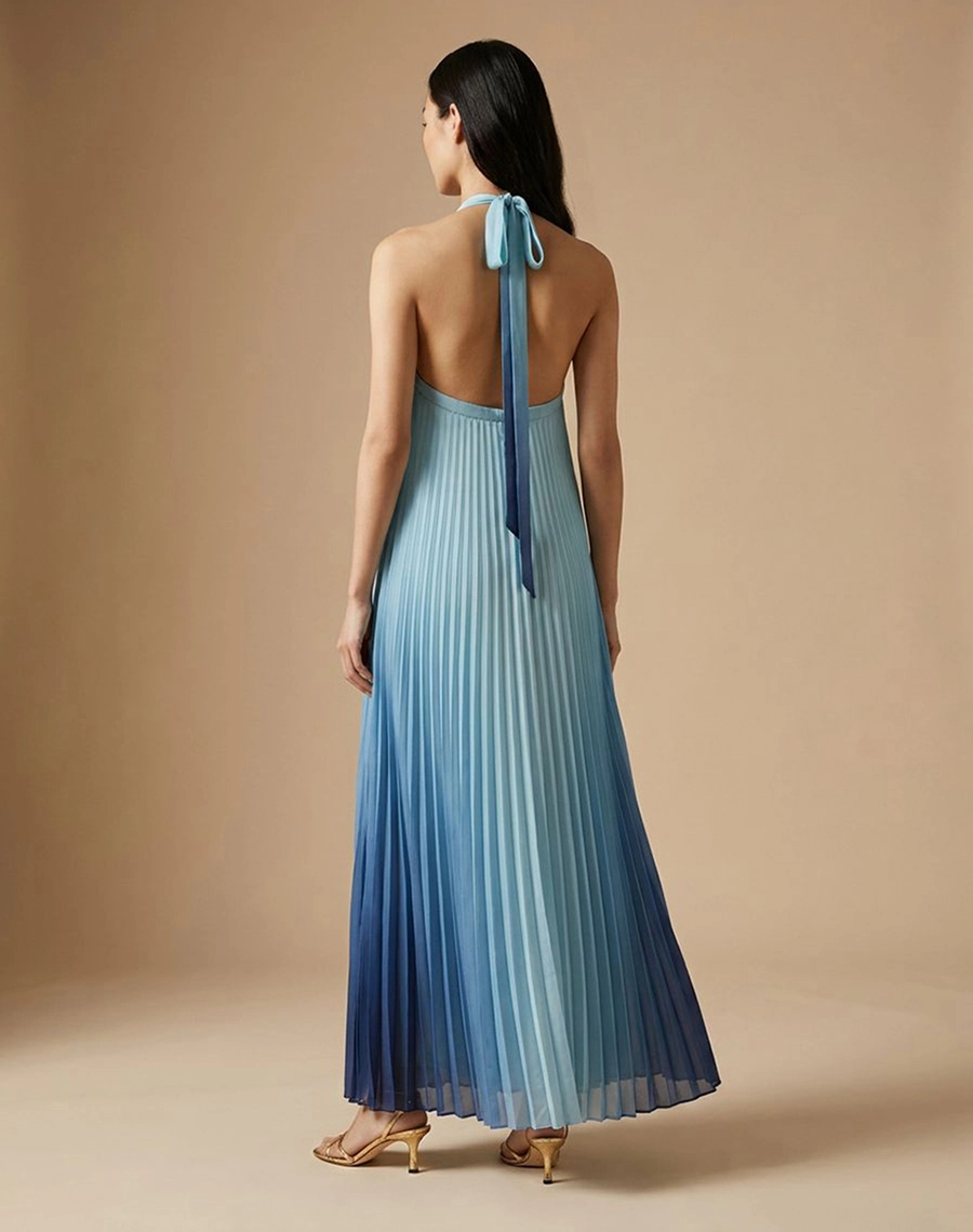 O Vestido Longo Thassia é confeccionado em Chiffon, tecido leve e sofisticado, possui transparência sutil e caimento fluido que valoriza o movimento da peça.
