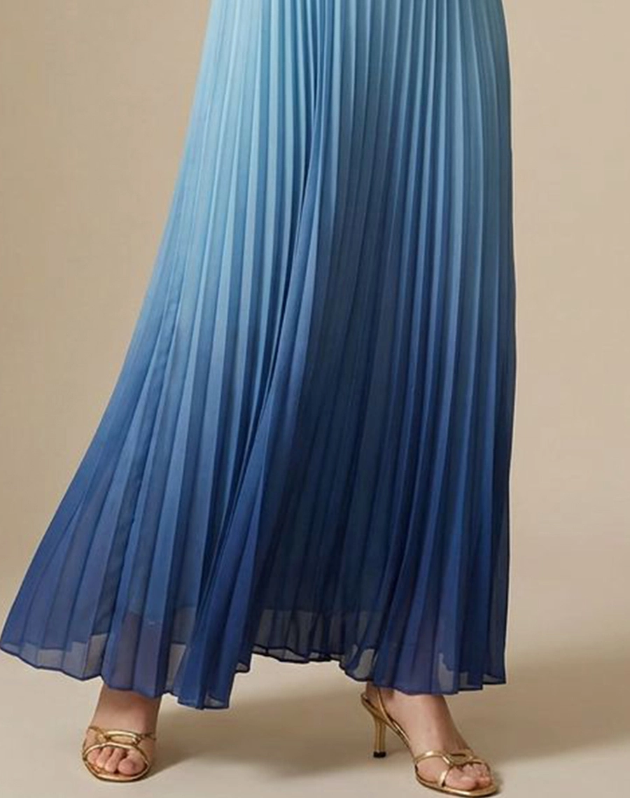 O Vestido Longo Thassia é confeccionado em Chiffon, tecido leve e sofisticado, possui transparência sutil e caimento fluido que valoriza o movimento da peça.