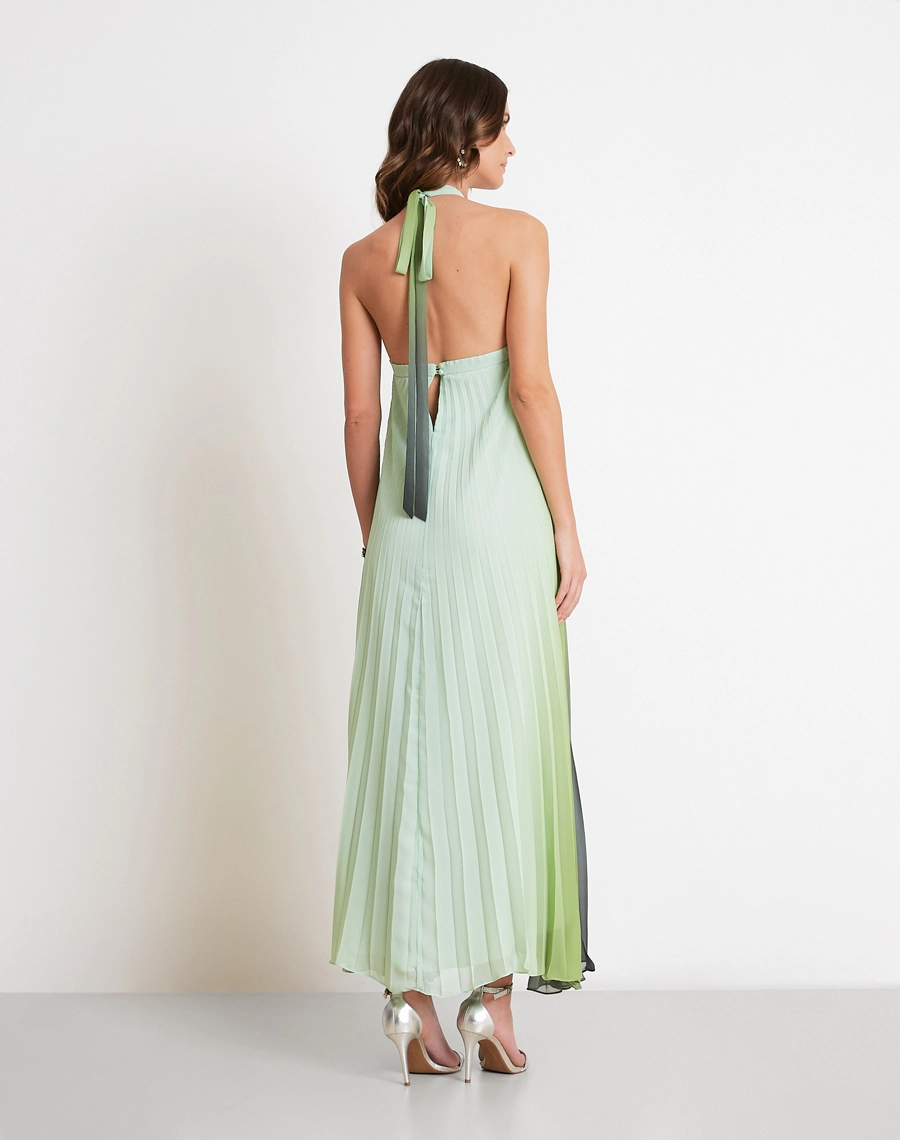 O Vestido Longo Thassia é confeccionado em Chiffon, tecido leve e sofisticado, com transparência sutil e caimento fluido. <br/