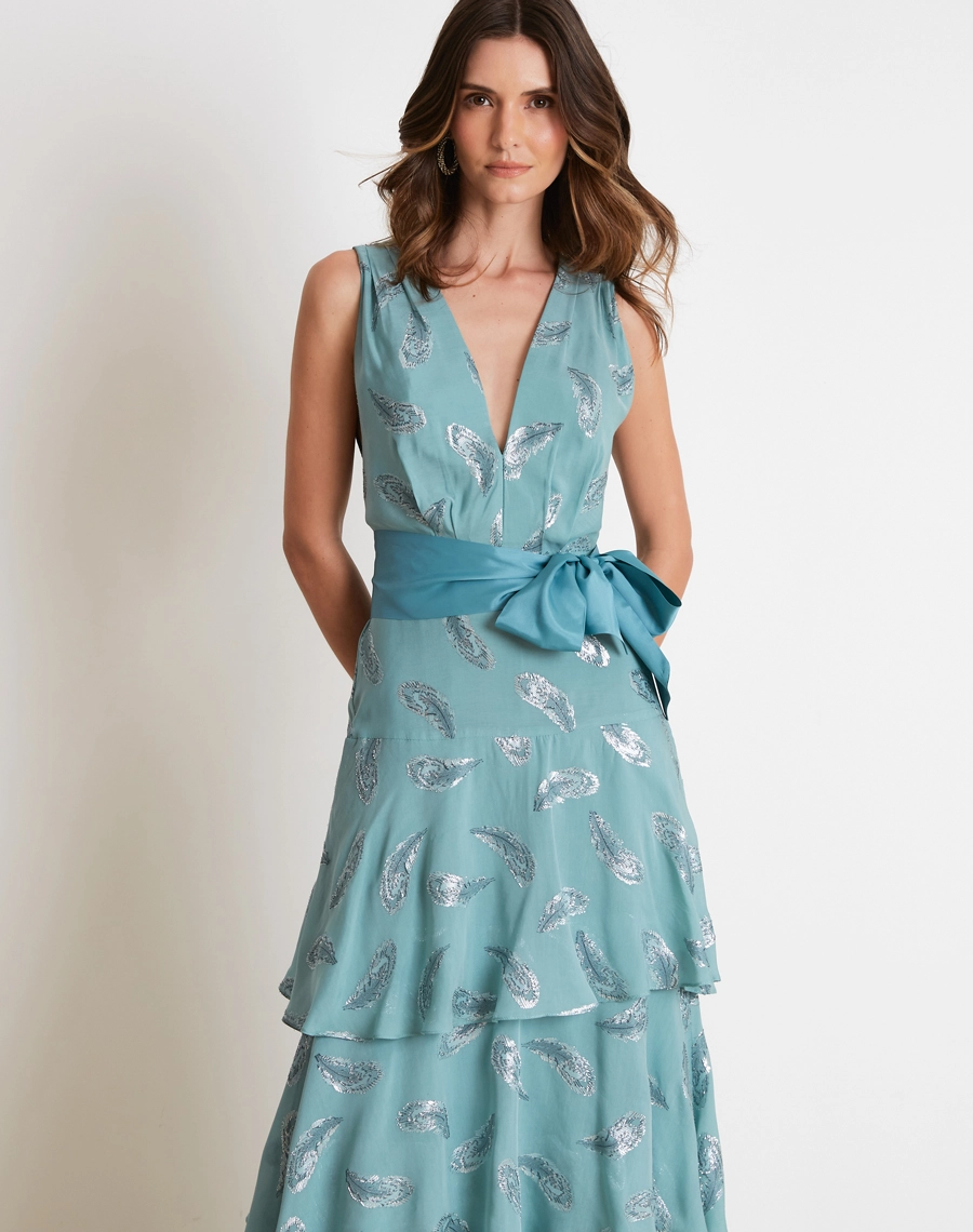 O Vestido Longo Loretta é confeccionado em seda, um tecido nobre que se destaca pelo toque macio, caimento leve e brilho sutil. 