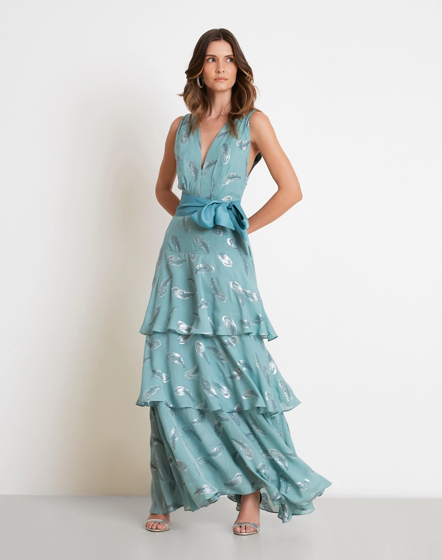 O Vestido Longo Loretta é confeccionado em seda, um tecido nobre que se destaca pelo toque macio, caimento leve e brilho sutil. 