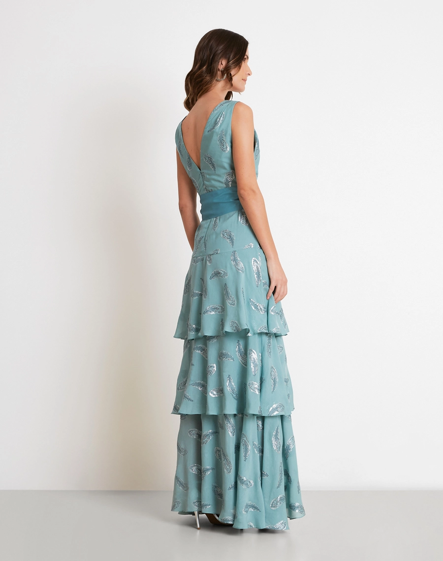 O Vestido Longo Loretta é confeccionado em seda, um tecido nobre que se destaca pelo toque macio, caimento leve e brilho sutil. 