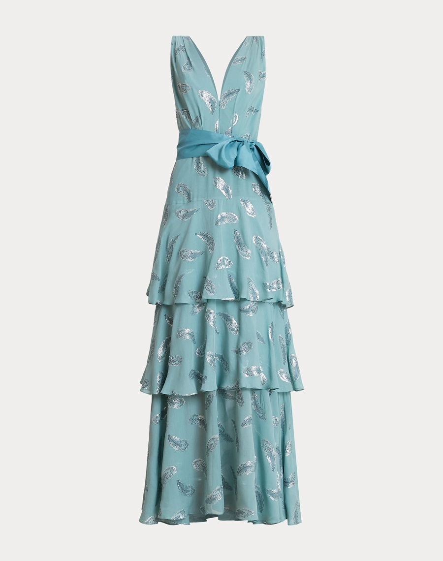 O Vestido Longo Loretta é confeccionado em seda, um tecido nobre que se destaca pelo toque macio, caimento leve e brilho sutil. 