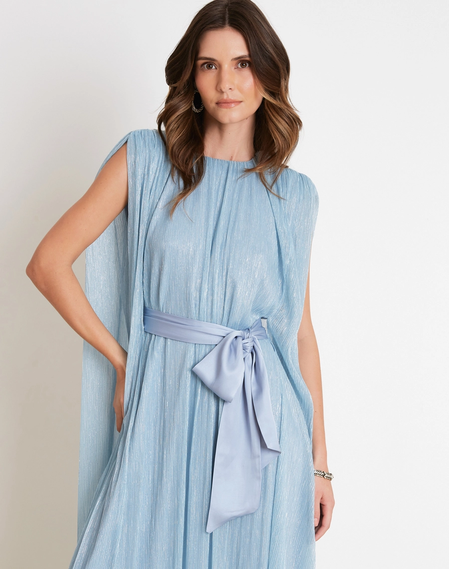O Vestido Longo Quartzo é confeccionado em tecido plissado metalizado, de textura sofisticada e brilho delicado. <BR/>