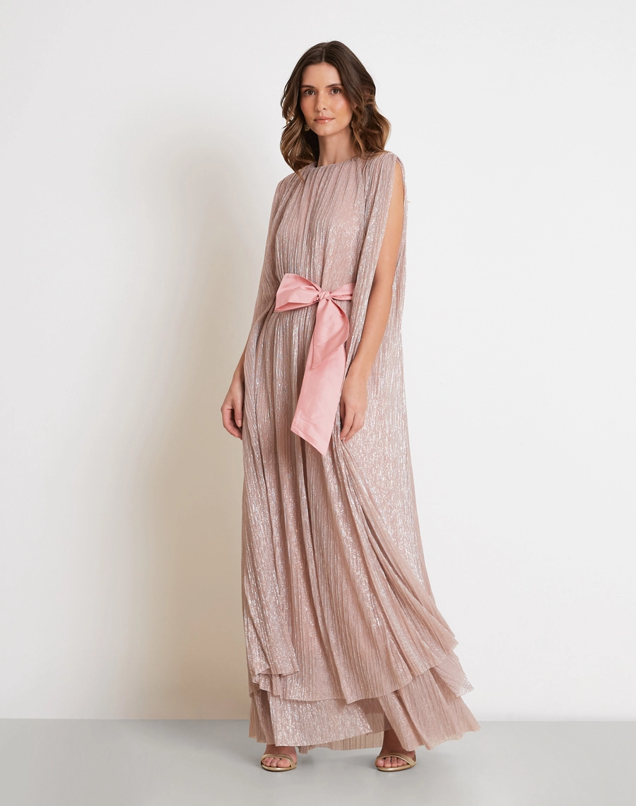 O Vestido Longo Quartzo é confeccionado em tecido plissado metalizado, de textura sofisticada e brilho delicado. <BR/>