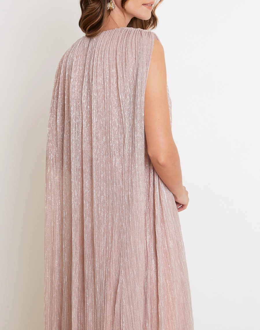 O Vestido Longo Quartzo é confeccionado em tecido plissado metalizado, de textura sofisticada e brilho delicado. <BR/>