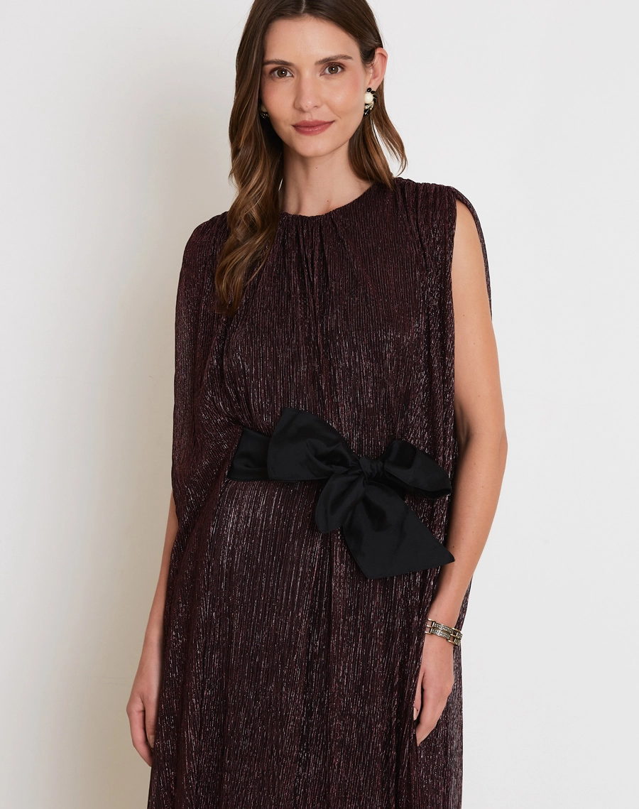 O Vestido Longo Quartzo é confeccionado em tecido plissado metalizado, de textura sofisticada e brilho delicado. <BR/>