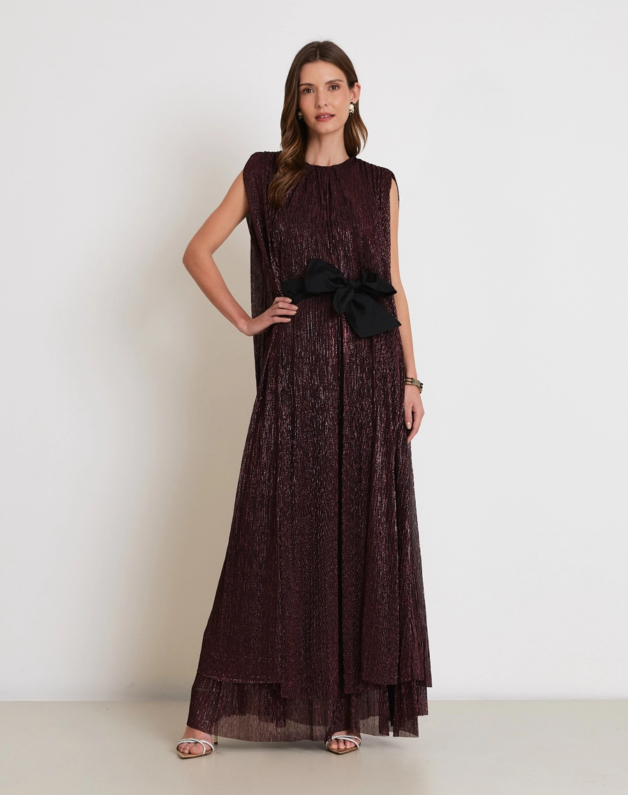 O Vestido Longo Quartzo é confeccionado em tecido plissado metalizado, de textura sofisticada e brilho delicado. <BR/>