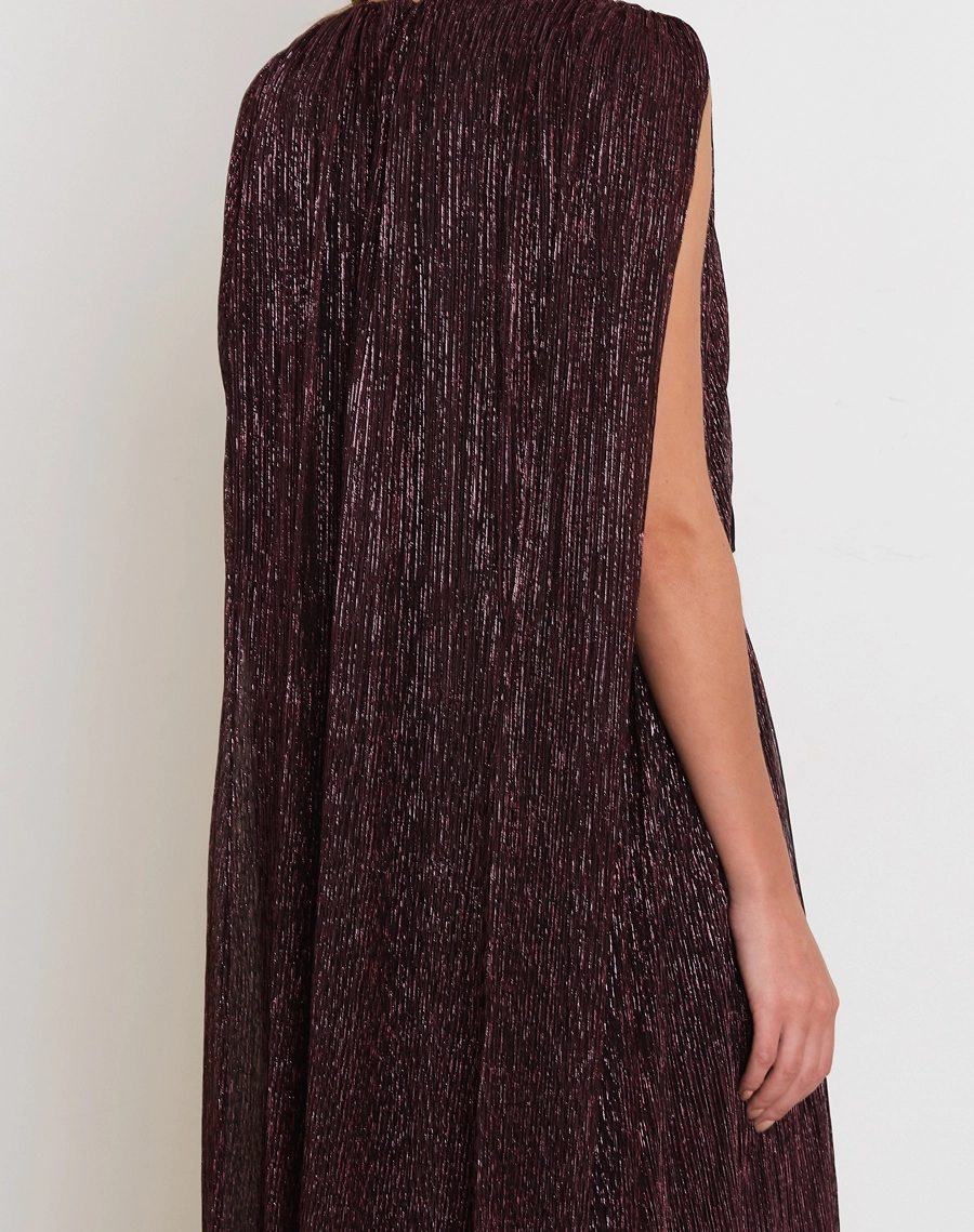 O Vestido Longo Quartzo é confeccionado em tecido plissado metalizado, de textura sofisticada e brilho delicado. <BR/>