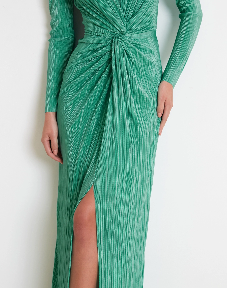 A Vestido Longo Brisa é confeccionado em malha plissada, tecido com efeito visual refinado, possui toque macio e leve elasticidade.