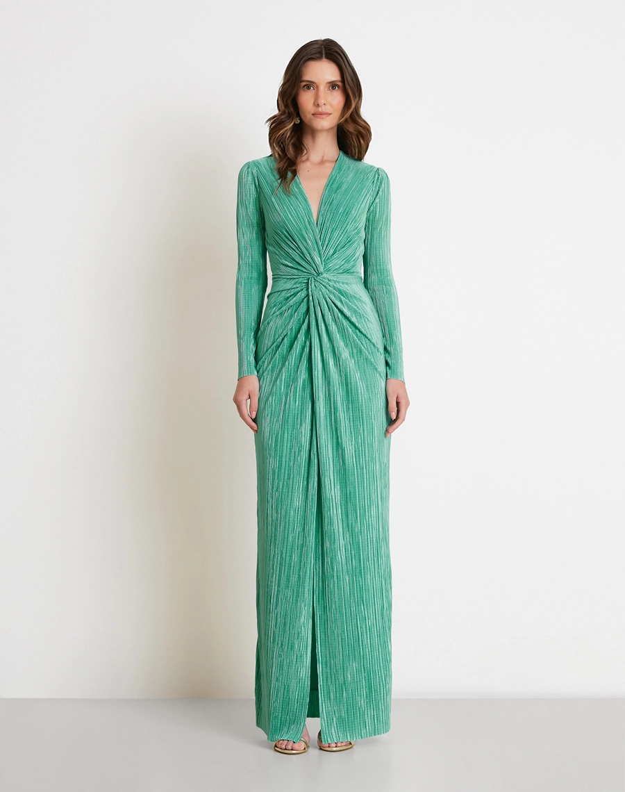 A Vestido Longo Brisa é confeccionado em malha plissada, tecido com efeito visual refinado, possui toque macio e leve elasticidade.