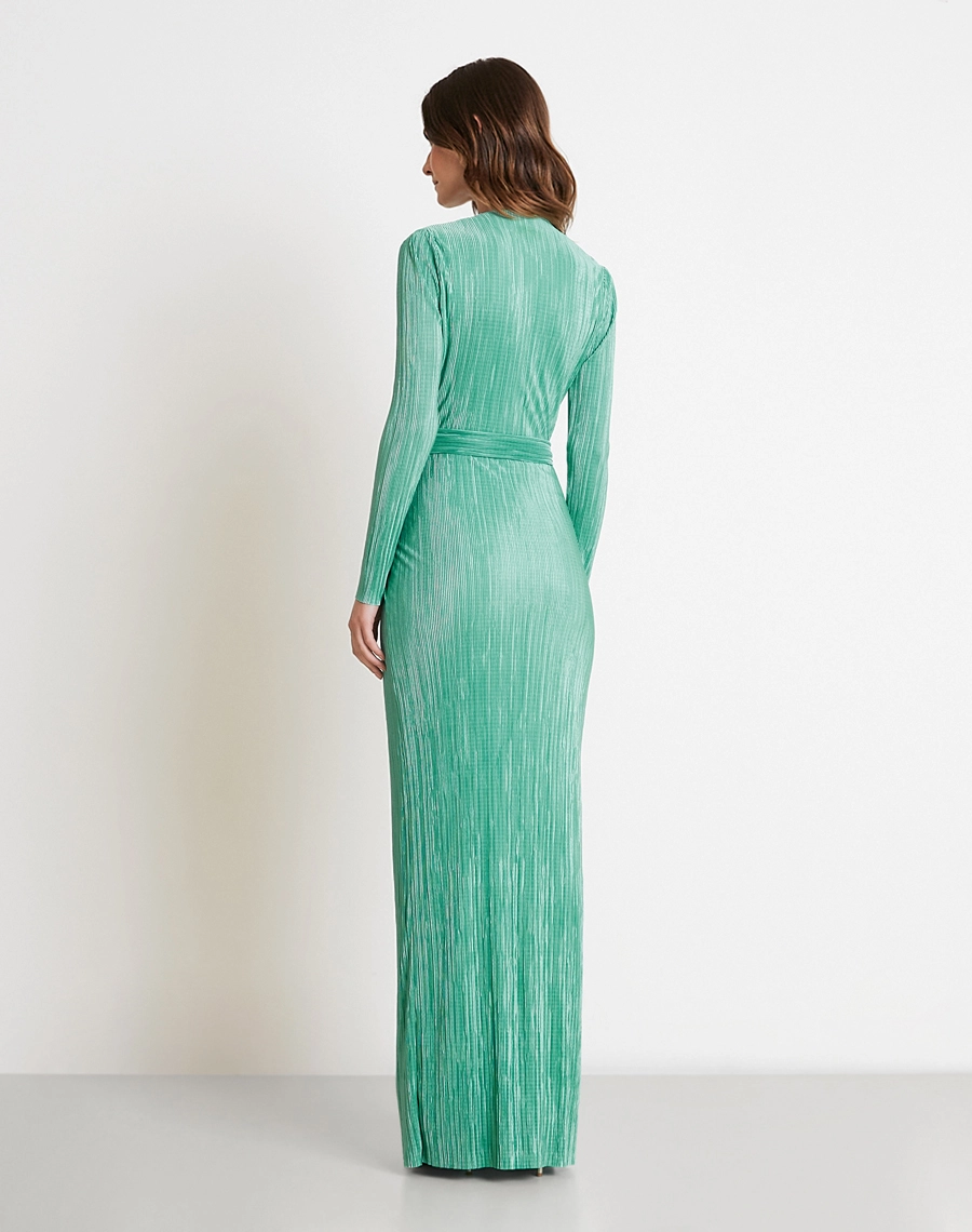 A Vestido Longo Brisa é confeccionado em malha plissada, tecido com efeito visual refinado, possui toque macio e leve elasticidade.