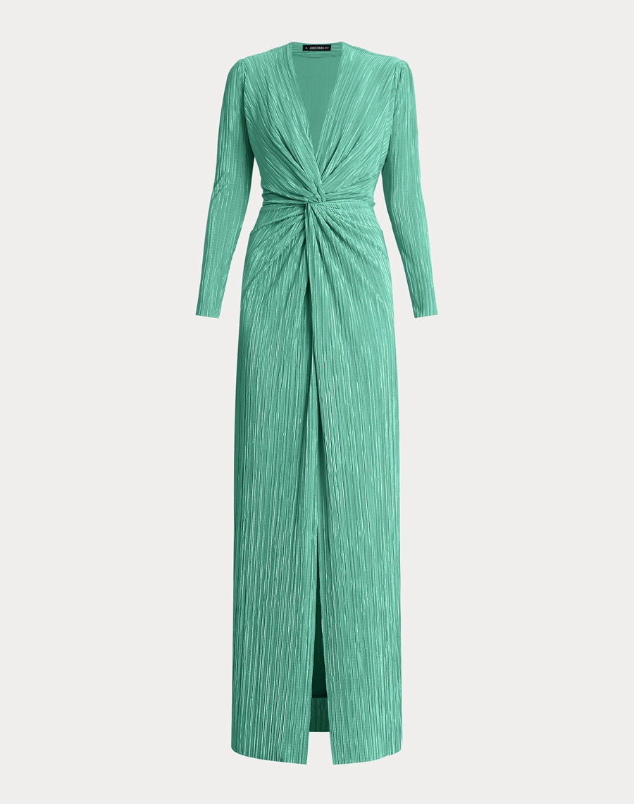A Vestido Longo Brisa é confeccionado em malha plissada, tecido com efeito visual refinado, possui toque macio e leve elasticidade.