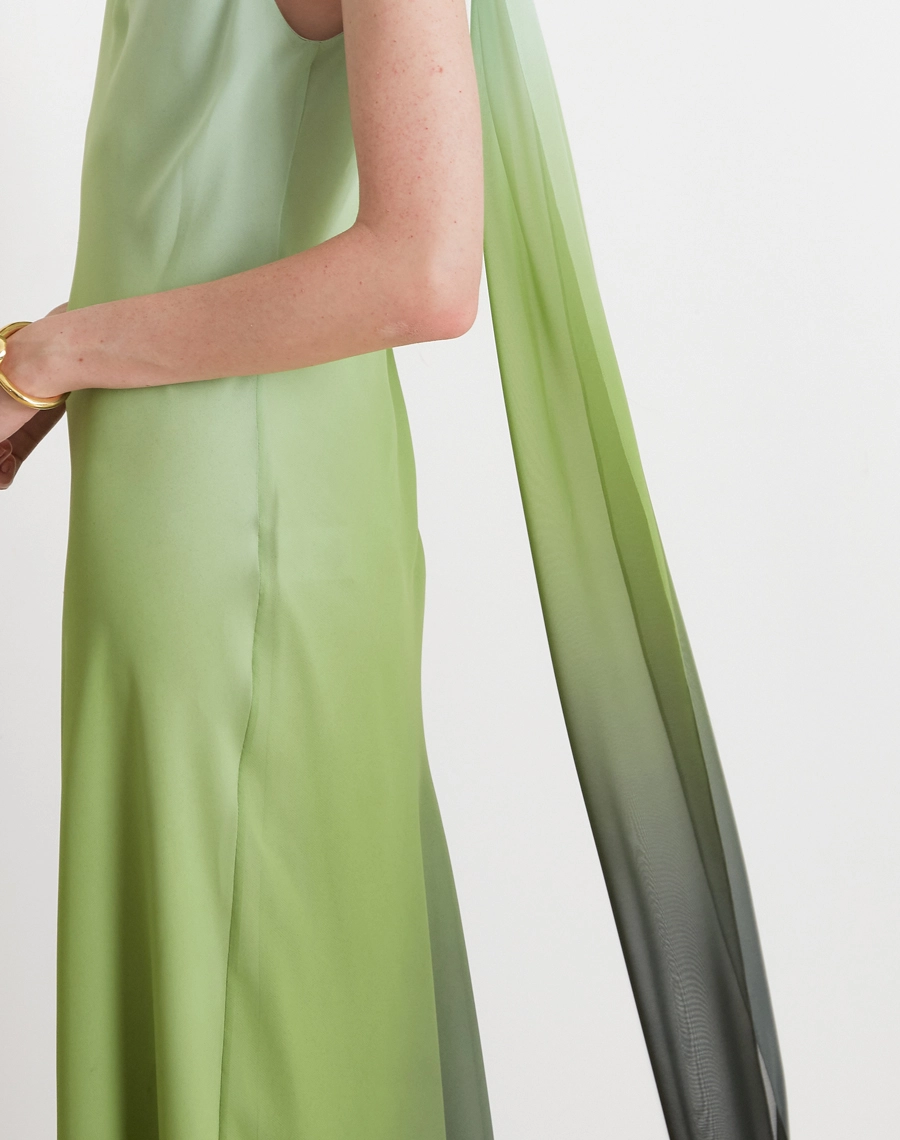 O Vestido Longo Ana é confeccionado em Chiffon estampado com efeito degradê, um tecido leve e sofisticado que proporciona fluidez, movimento e um caimento delicado. <br/>