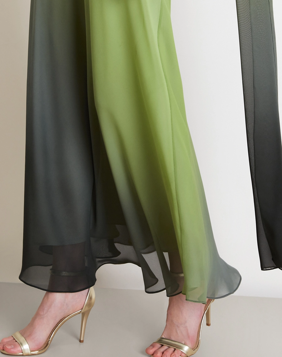 O Vestido Longo Ana é confeccionado em Chiffon estampado com efeito degradê, um tecido leve e sofisticado que proporciona fluidez, movimento e um caimento delicado. <br/>
